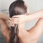 シャンプー前にぬるま湯で頭皮と髪を充分に濡らす 美髪【正しいシャンプーの方法6手順】♡種類やメリットについて